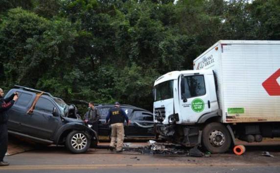 Caminhonete invadiu a pista contrária e acertou de frente um 

caminhão