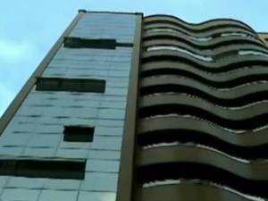 Escavadeira de 5,5 toneladas 

trabalha no topo do prédio, a 40 metros