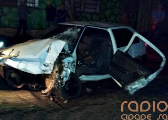 Motorista fratura perna ao colidir veículo contra poste de concreto na Avenida Ipiranga, em Santo Ângelo - foto 3