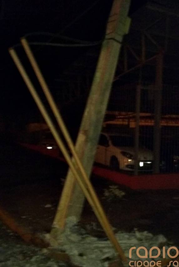 Motorista fratura perna ao colidir veículo contra poste de concreto na Avenida Ipiranga, em Santo Ângelo - foto 2