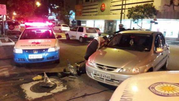 Furou bloqueio de trânsito e bate na contramão na 

Terceira Avenida, em Balneário Camboriú - foto 3