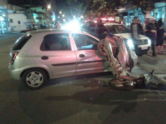 Furou bloqueio de trânsito e bate na contramão na 

Terceira Avenida, em Balneário Camboriú - foto 2
