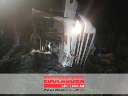 Carreta com placas de Crissiumal tomba e condutor morre em Pouso Redondo-SC - foto 2