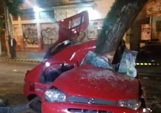Acidente aconteceu por volta das 2h da madrugada