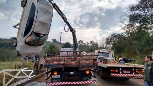 Carro cai em riacho na divisa entre Nova Candelária e Boa Vista do Buricá - foto 3