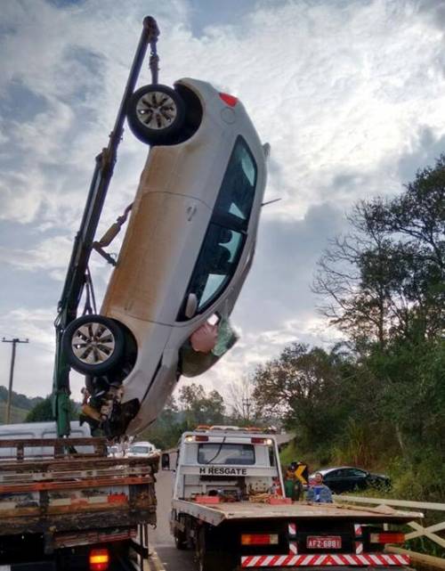 Carro cai em riacho na divisa entre Nova Candelária e Boa Vista do Buricá - foto 2