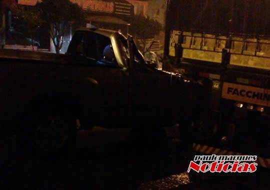 Caminhonete colide em carreta estacionada e dois ficam
feridos em Três de Maio - foto 2