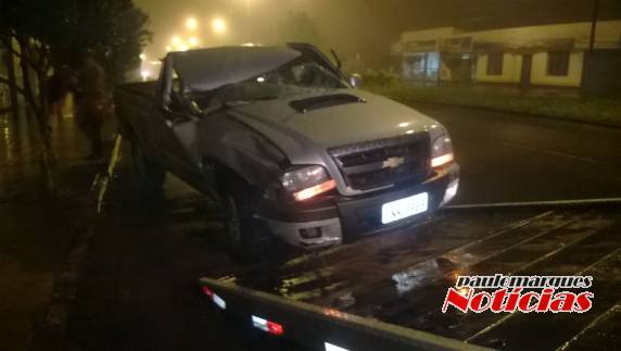 Caminhonete colide em carreta estacionada e dois ficam
feridos em Três de Maio - foto 4