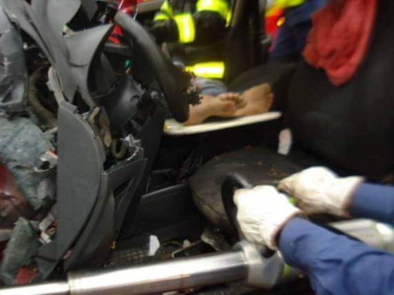 Acidente de trânsito entre automóvel e trator deixa sete feridos em Navegantes-SC - foto 4
