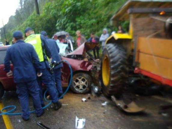 Acidente de trânsito entre automóvel e trator deixa sete feridos em Navegantes-SC - foto 3