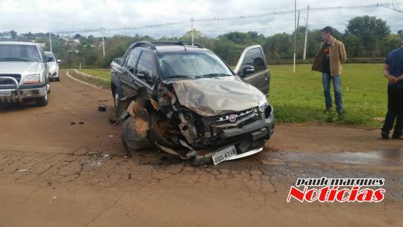 Veículos se envolveram no acidente no trevo do bairro Modelo