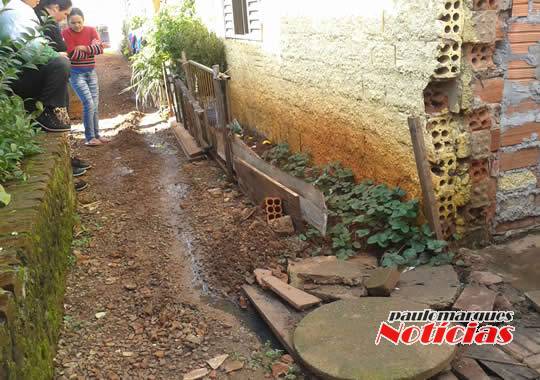 Em dias de chuvas a inundação se torna insuportável, dizem donas de casa