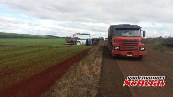 Carreta com carga de adubo tomba na RS-377 - foto 2