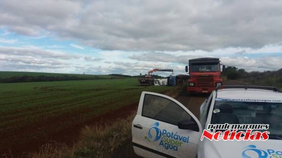 Carreta com carga de adubo tomba na RS-377 - foto 3