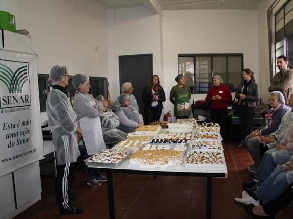 Idosas participam de curso de tortas e
docinhos caseiros - foto 4