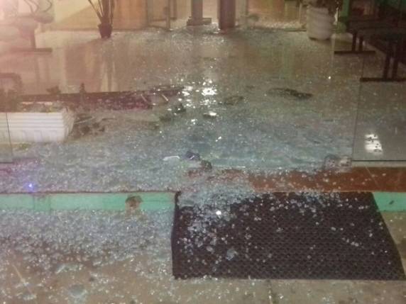 Bandidos fazem reféns
e atacam agência bancária em Piratini, no RS - foto 4