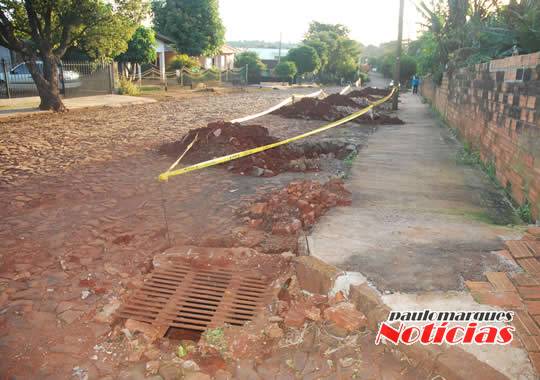 A umidade permanece sobre a rua devidos aos problemas com o esgoto pluvial