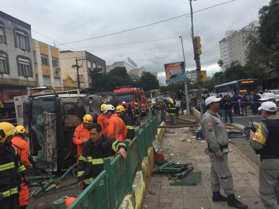 Idosa e motorista do veículo ficaram feridos e foram encaminhados ao HPS
