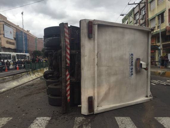 Caminhão de lixo tomba próximo à parada de ônibus e mata
criança na Capital - foto 3