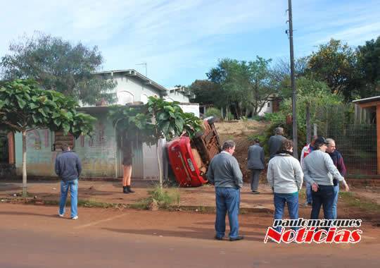 Jovem sai ileso depois de tombar veículo na
Av. Senador Alberto Pasqualine; VEJA VÍDEO - foto 3