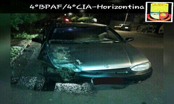 Homem 

desrespeitou ordem de parada e bateu em carro estacionado na fuga