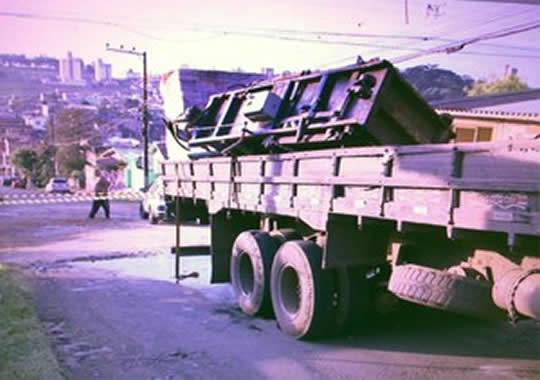 Equipamento levado em carroceria teria enroscado em fiação de rua