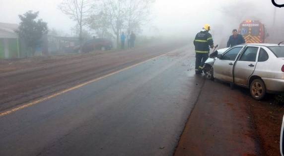 Colisão entre veículo e motoniveladora aconteceu por volta das 

8h10 deste sábado