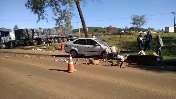Acidente de trânsito envolve carreta agrícola e deixa três pessoas feridas em Porto Xavier - foto 6
