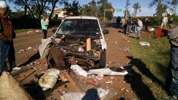 Acidente de trânsito envolve carreta agrícola e deixa três pessoas feridas em Porto Xavier - foto 2