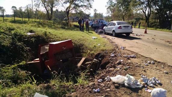 Acidente de trânsito envolve carreta agrícola e deixa três pessoas feridas em Porto Xavier - foto 4