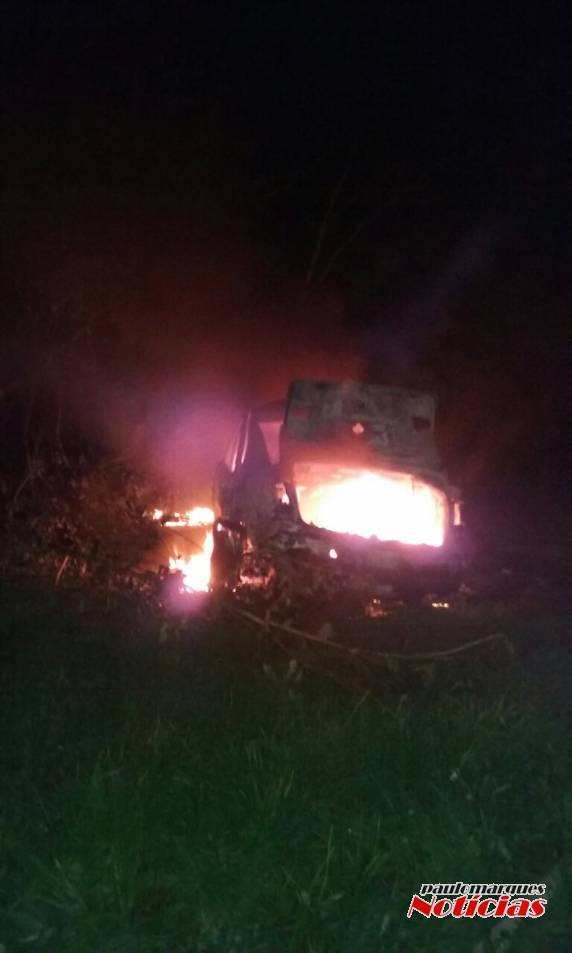 Veículo incendeia depois de uma saída de pista e jovem de 19 anos morre, na RS-344 em Giruá - foto 2