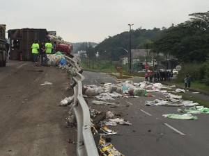 Caminhoneiro morre após veículo tombar na BR-101 em Joinville - foto 3