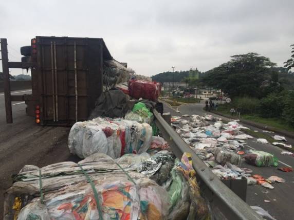Acidente aconteceu no 

início da tarde deste domingo (5)
