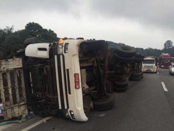 Caminhoneiro morre após veículo tombar na BR-101 em Joinville - foto 2