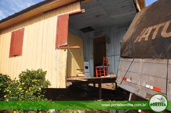 Caminhão desgovernado invade duas
moradias em Tenente Portela - foto 2