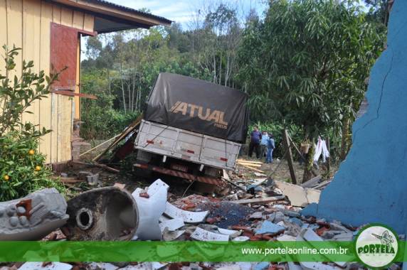 Caminhão, placas de Santo Augusto, atingiu duas moradias no bairro Izabel