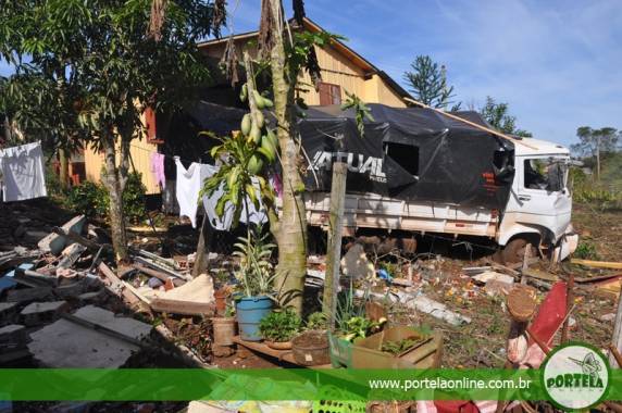 Caminhão desgovernado invade duas
moradias em Tenente Portela - foto 3
