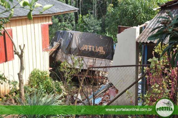 Caminhão desgovernado invade duas
moradias em Tenente Portela - foto 4