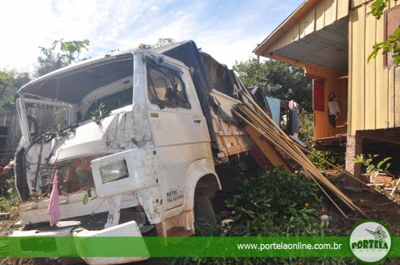 Caminhão desgovernado invade duas
moradias em Tenente Portela - foto 6