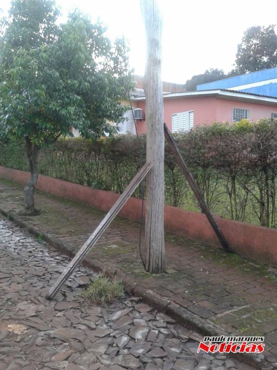 População improvisa sustentação para poste da rede elétrica não cair, em Três de Maio - foto 2