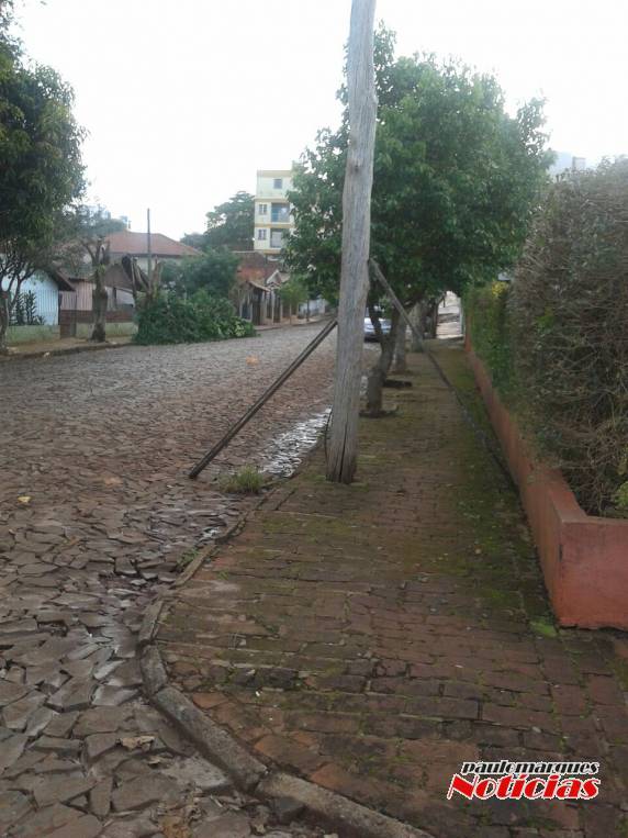 População improvisa sustentação para poste da rede elétrica não cair, em Três de Maio - foto 3