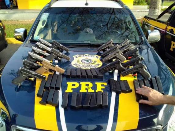 Casal do Paraná é preso levando arsenal de armas para o
Rio de Janeiro - foto 2