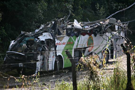 De acordo com informações do Corpo de Bombeiros e da Polícia Civil, 16 pessoas, incluindo o motorista, morreram
