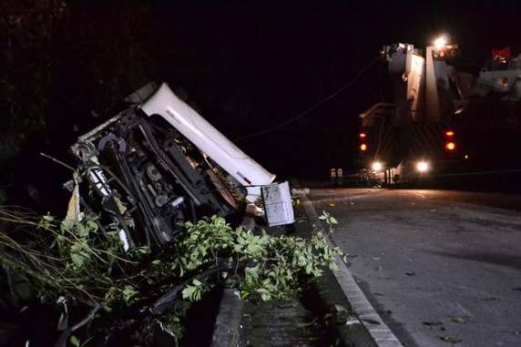 De acordo com informações do Corpo de Bombeiros e da Polícia Civil, 16 pessoas, incluindo o motorista, morreram