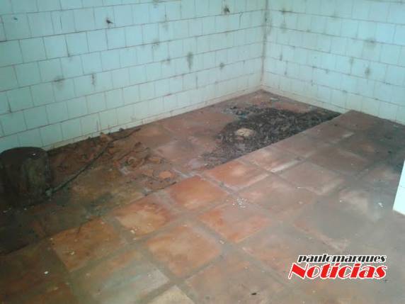 VÍDEO: Casarão da prefeitura abandonada e obra da praça, motivam reclamações em Manchinha-TM - foto 4