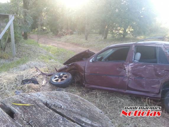 Veículo capota na BR-472 em Três de Maio - foto 3