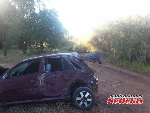 Veículo capota na BR-472 em Três de Maio - foto 2