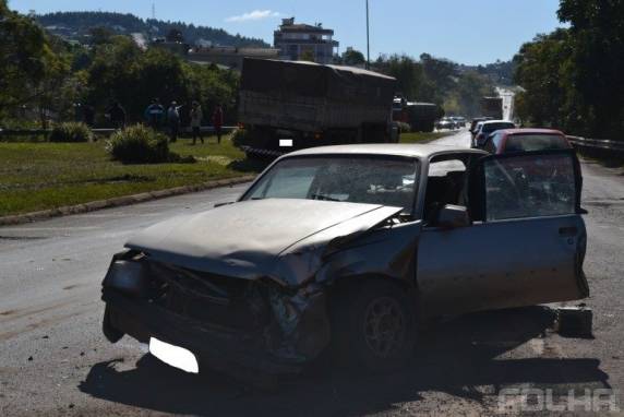 Automóvel fica destruído depois de se envolver em um acidente com uma carreta na BR-386 - foto 3