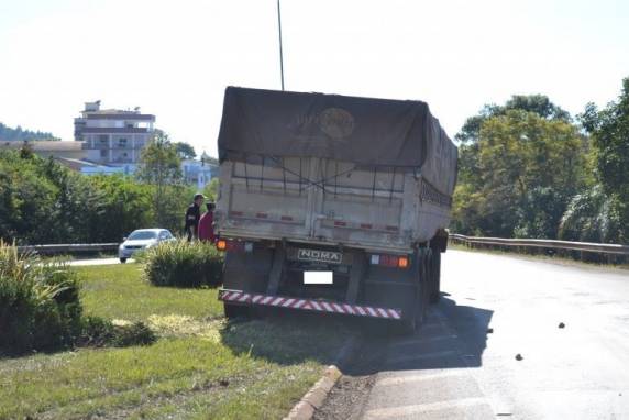 Automóvel fica destruído depois de se envolver em um acidente com uma carreta na BR-386 - foto 2