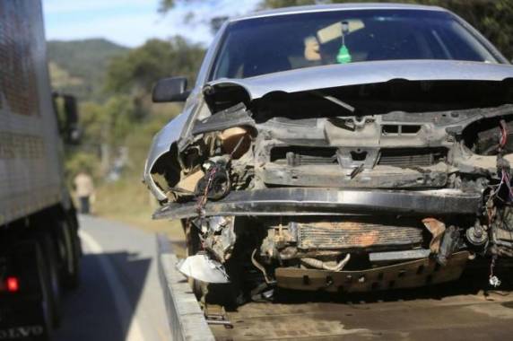 Duas pessoas ficam feridas em acidente na descida da Serra catarinense pela BR-282 - foto 3